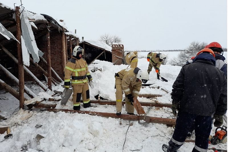 Под тяжестью снега просела часть крыши многоквартирного дома