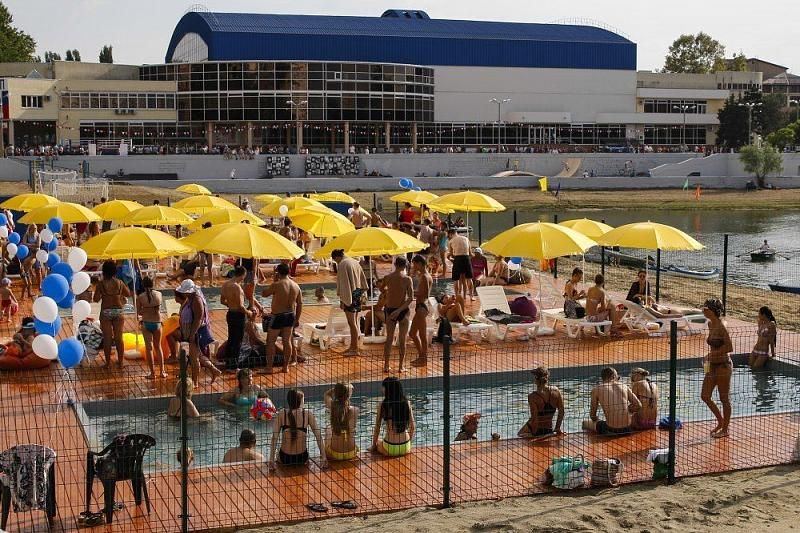 3 бассейна на 33 человека: в Краснодаре открылся единственный официальный пляж