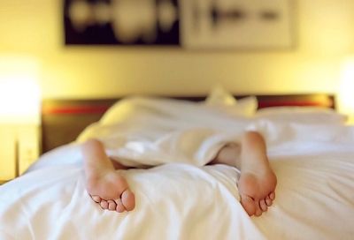 Есть повод дольше полежать в постели: сон в выходные дни защищает от депрессии