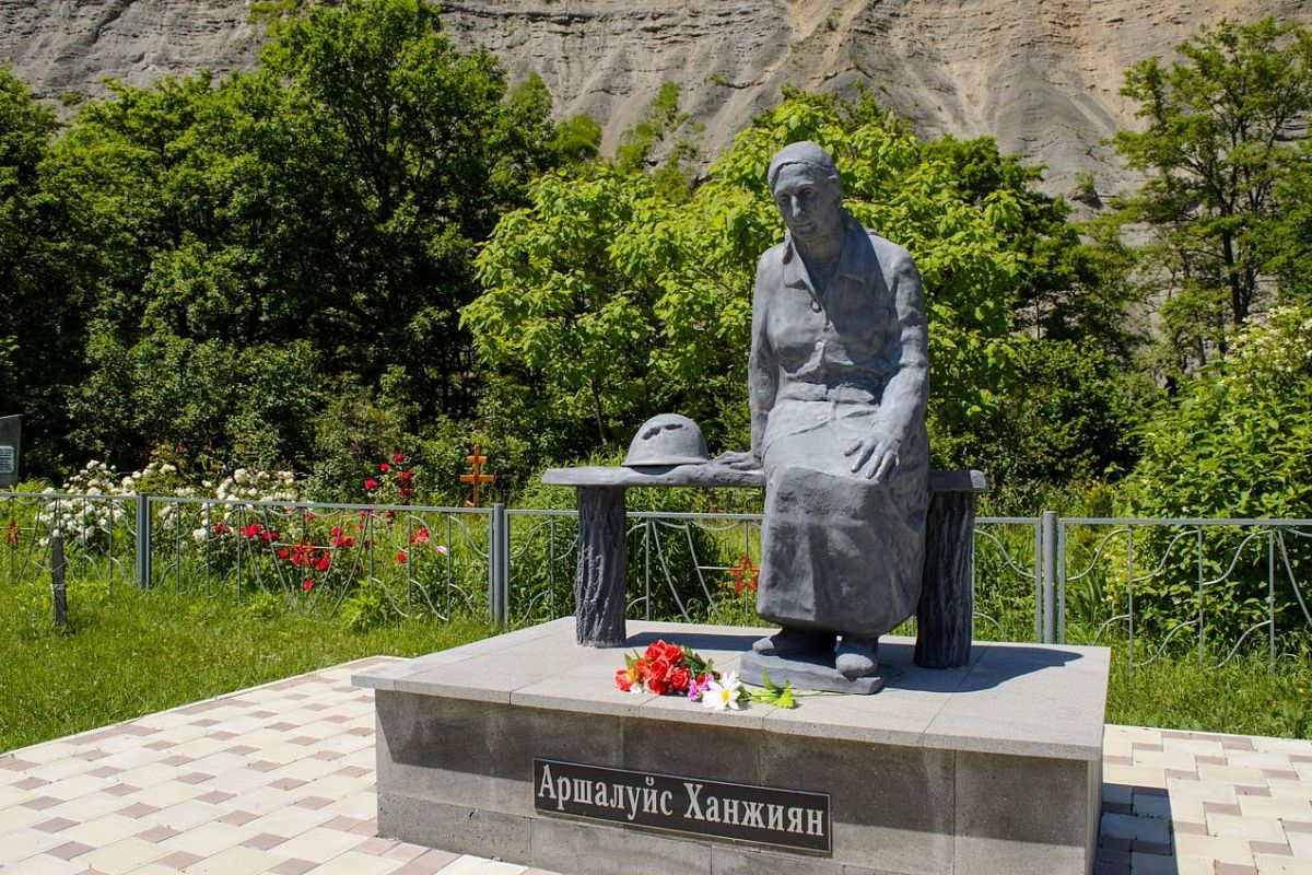 Памятник Аршалуйс Ханжиян в урочище Поднависла