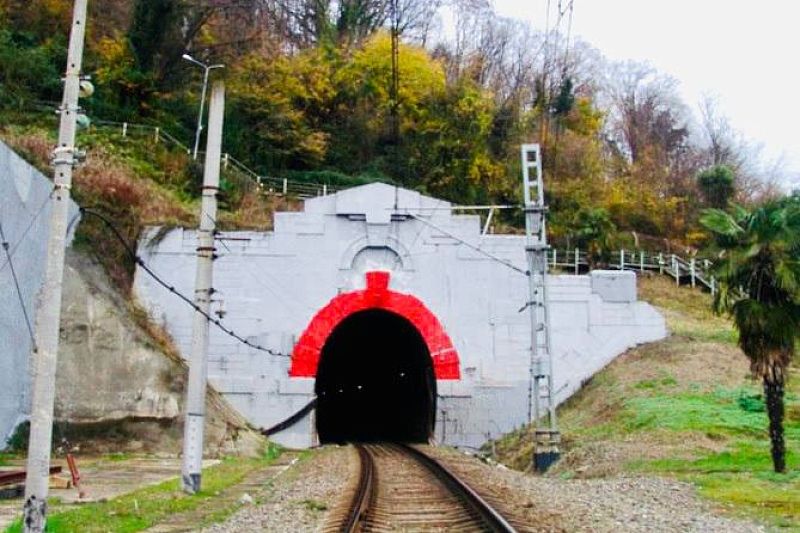 Железнодорожный тоннель под Сочи закроют на ремонт: изменится график движения поездов