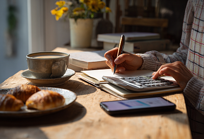 Как копить деньги даже при маленькой зарплате: привычки, которые помогли купить квартиру и машину