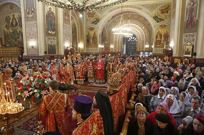 На Божественную литургию, которую провел митрополит Исидор, прибыли сотни людей.