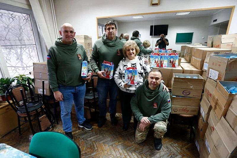 Кубанские врачи передали 600 подарков для детей медиков Донецка