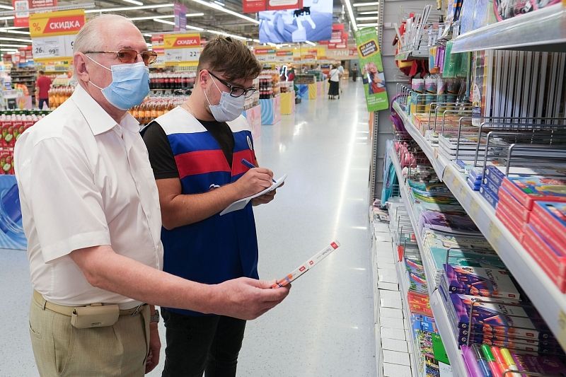 Волонтеры «Единой России» проверили в супермаркетах и на рынках Краснодара цены на школьные товары