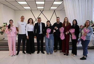 Семь жителей Тбилисского района получили ключи от квартир