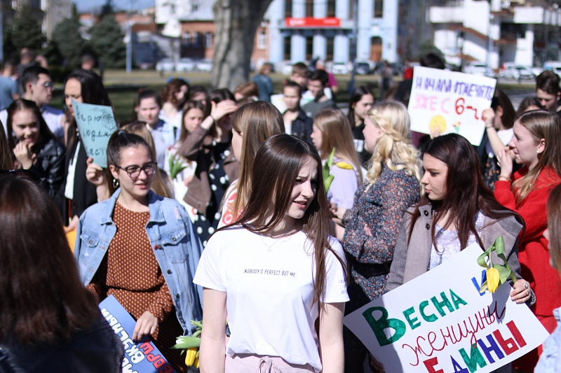 Во время шествия по улице Красной юноши дарили девушкам цветы и свои улыбки