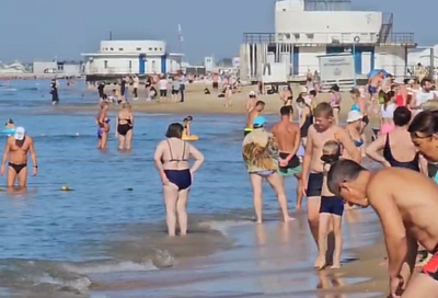 «Жара и теплое море»: заполненный туристами пляж в Анапе попал на видео