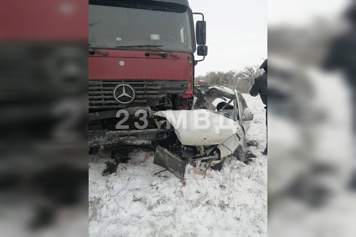 Две женщины погибли в жестком лобовом ДТП с грузовиком и легковушкой на  Кубани. 23 ноября 2023 г. Кубанские новости