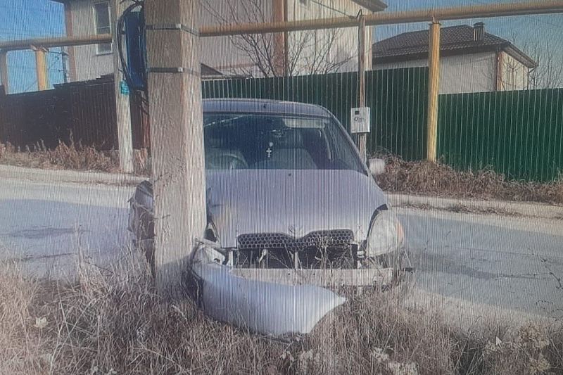 В Новороссийске женщина на Toyota врезалась в опору ЛЭП. Пострадал 6-летний ребенок