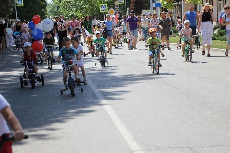 На трех колесах: детсадовцы и школьники стали участниками велопробега в Темрюке