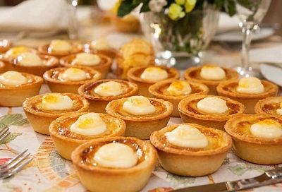 Простейший десерт на скорую руку! Берем готовые тарталетки, и через 5 минут мини "Сметанники" спасают праздничный стол