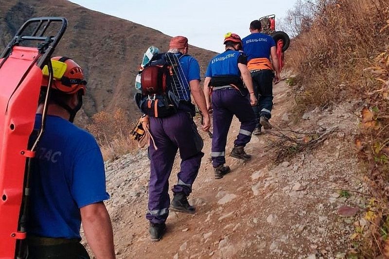 Спасатели эвакуировали с перевала туристку с травмой ноги