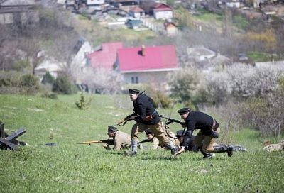 Реконструкцию высадки десанта капитана Дмитрия Калинина провели в Анапе