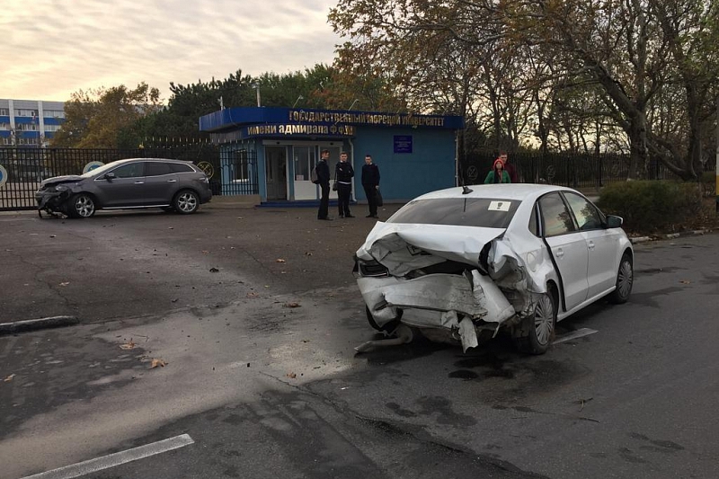 В Новороссийске после столкновения с другой машиной иномарка сбила подростка на тротуаре