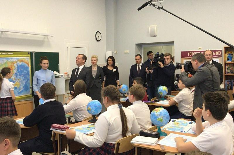 Глава правительства РФ вместе пообщался с краснодарскими школьниками.