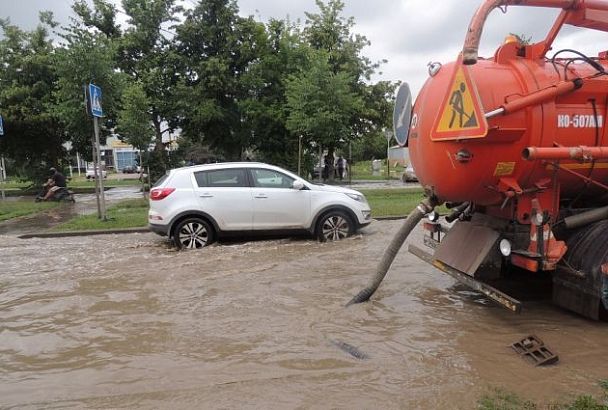 Краснодар поплыл: дождь превратил городские улицы в реки