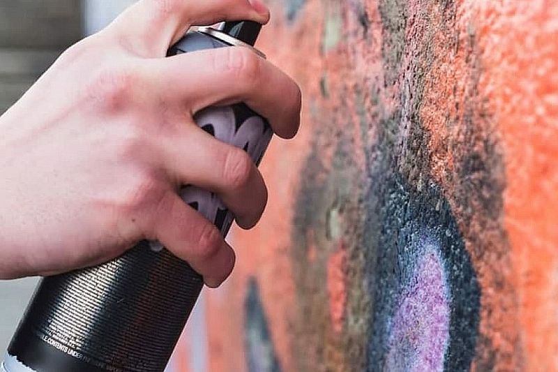 Возмещение ущерба: в Краснодаре авторов незаконных граффити будут наказывать рублем