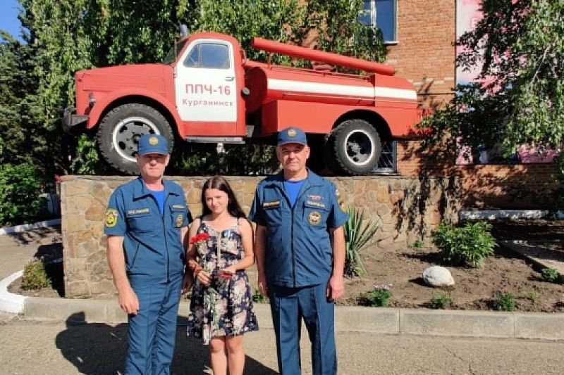 В Краснодарском крае наградили 18-летнюю девушку за спасение сестры из горящего дома