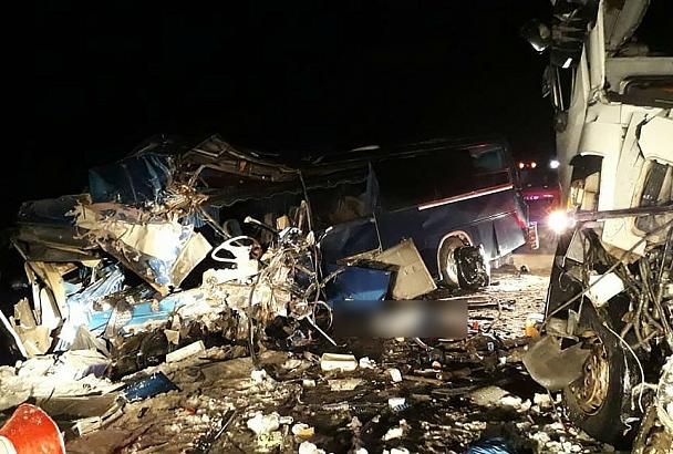 Автобус с вахтовиками попал в ДТП в Югре. Среди шести погибших один житель Краснодара