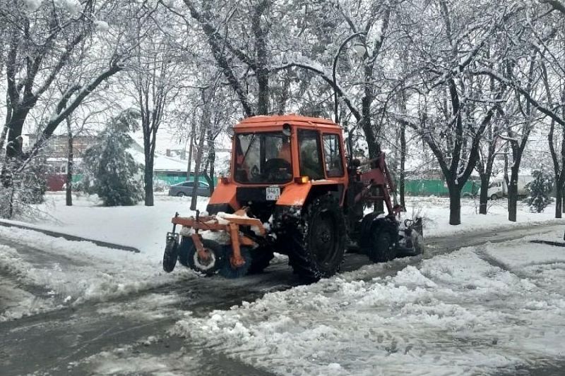 В расчистке и обработке тротуаров от гололеда в Краснодаре задействованы 617 человек и 50 единиц техники