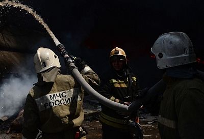 Пожар после атаки БПЛА в порту Темрюка продолжают тушить: его площадь сократилась