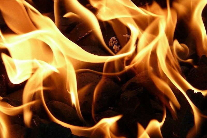 Сотрудники МЧС тушат природный пожар на площади 200 кв.м