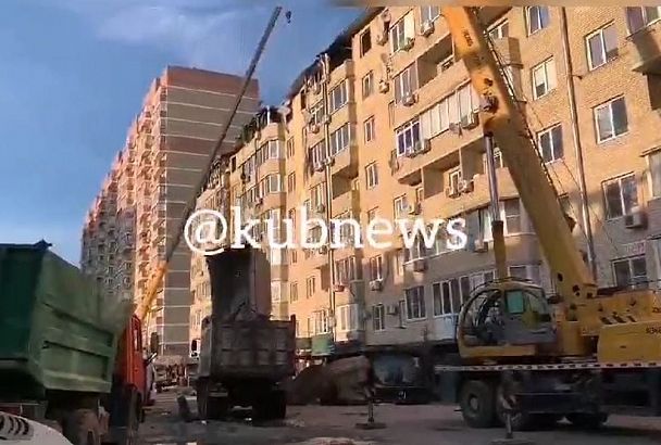 В Краснодаре на месте пожара в 8-этажном доме на ул. Российской разбирают опасные конструкции