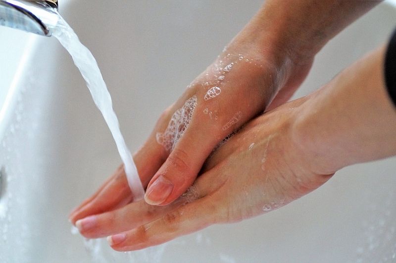 Влажные салфетки или мыло: что лучше защищает от вирусов и бактерий?