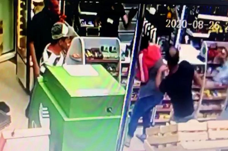 Не понравился взгляд: в продуктовом магазине мужчина несколько раз ударил покупателя ножом