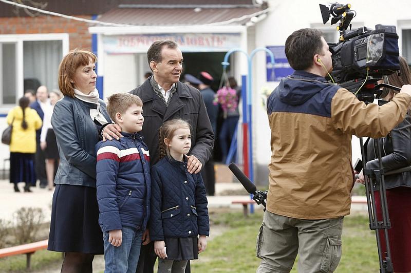 Вениамин Кондратьев побывал на избирательным участке вместе с семьей.