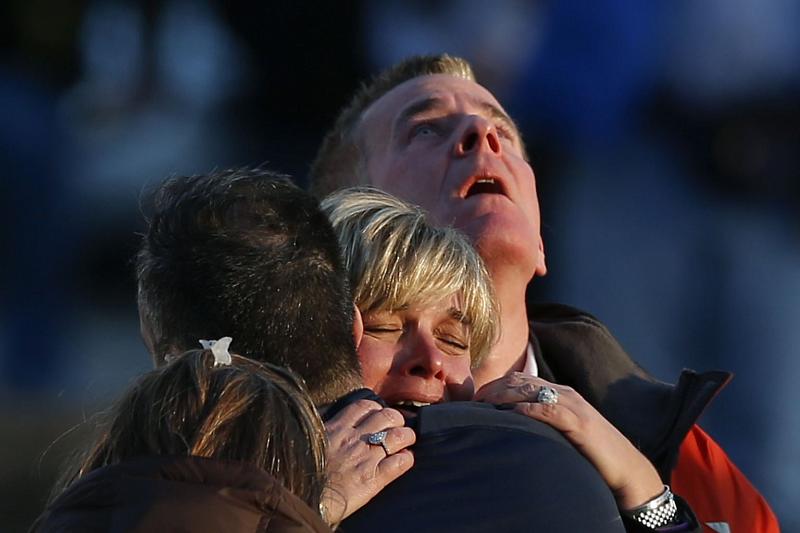 Семья погибшего от рук боевика школьника в городе Ньютаун (США). 14 декабря 2012 года.