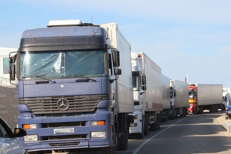 Более 700 грузовиков ожидают в Темрюкском районе переправы через Керченский пролив