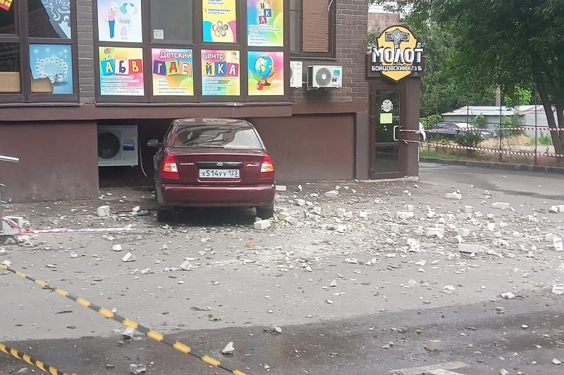 В Краснодаре разрушенный ветром балкон повредил припаркованные автомобили