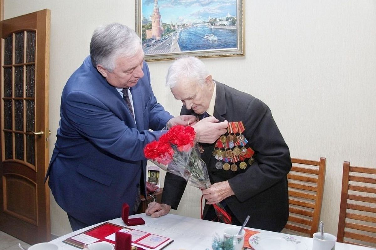 В Краснодаре Александру Чугаеву вручили медаль «75 лет Победы в Великой Отечественной войне» и звание Почетного гражданина города