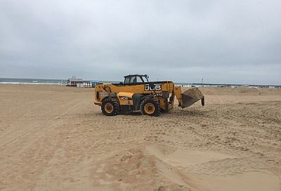 Неизвестные разрыли песчаные дюны на пляже в Анапе