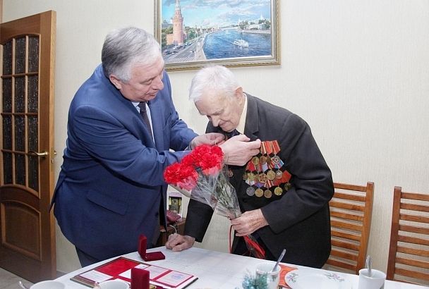 В Краснодаре Александру Чугаеву вручили медаль «75 лет Победы в Великой Отечественной войне» и звание Почетного гражданина города