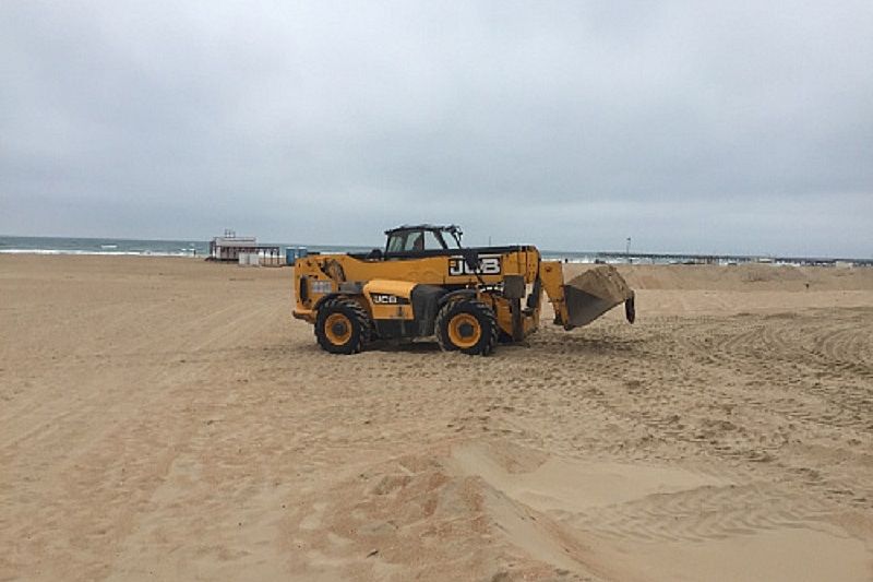 Неизвестные разрыли песчаные дюны на пляже в Анапе