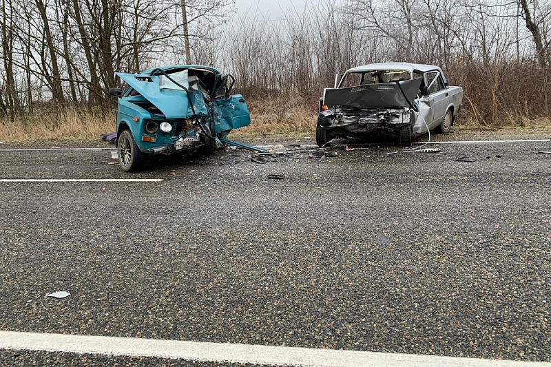 В Краснодарском крае в жестком ДТП на скользкой дороге 3 человека погибли, 4 пострадали