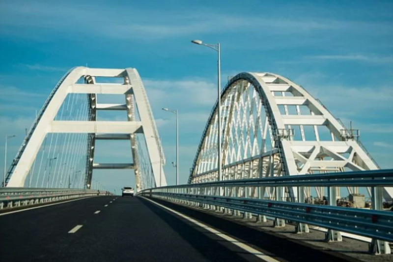 Автомобильную часть Крымского моста перекроют на 12 часов 