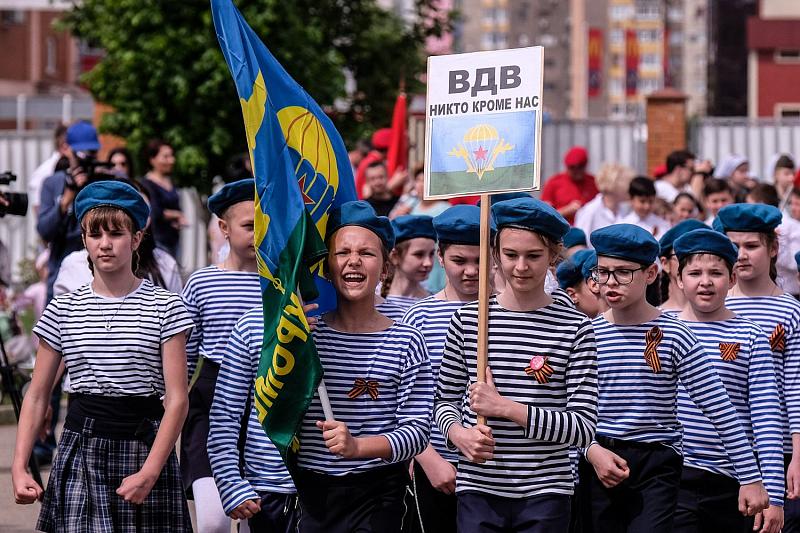 В Краснодаре прошел традиционный детский военный парад