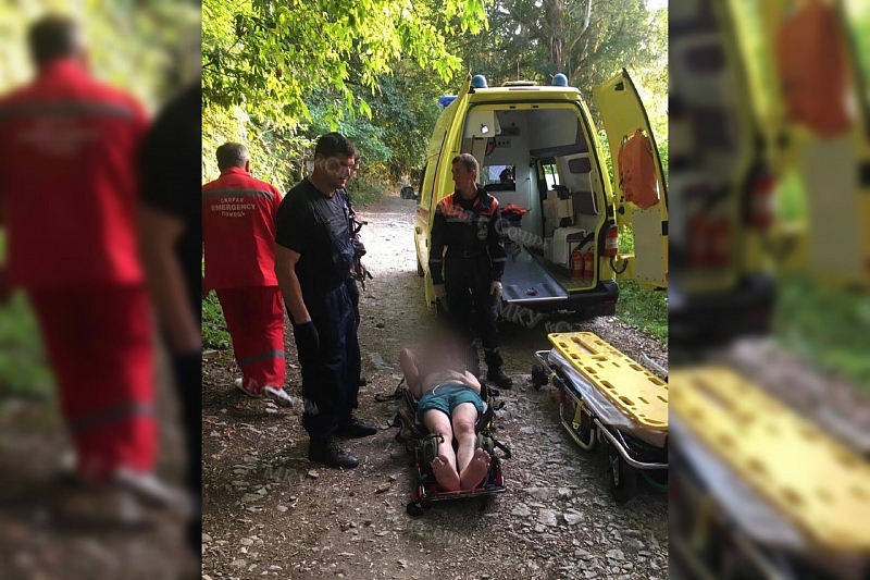 В Сочи спасатели транспортировали мужчину, рухнувшего со скалы
