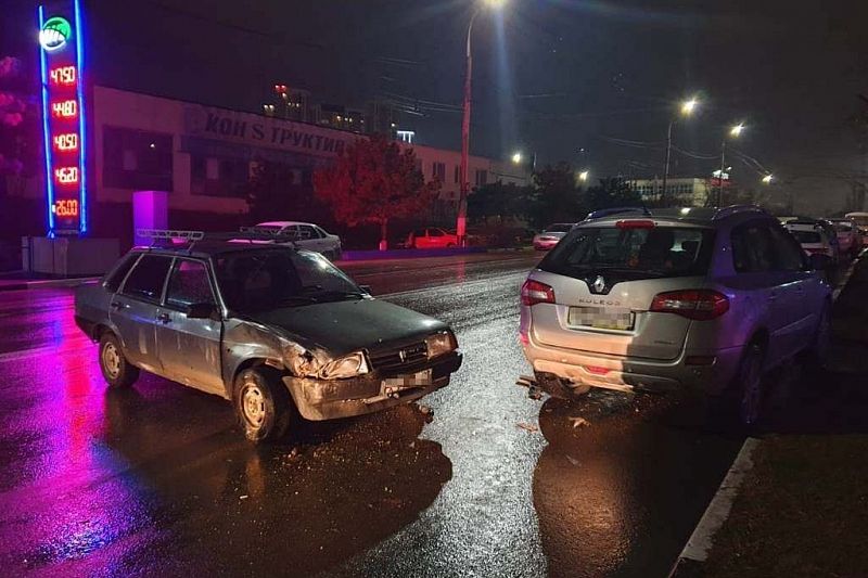 Пьяный водитель ВАЗа пострадал в ДТП, врезавшись в припаркованную иномарку
