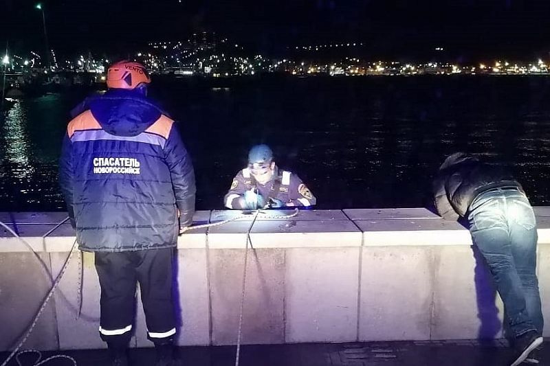 Пьяный мужчина упал с парапета в море. Его достали спасатели