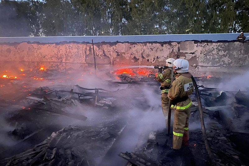 В Краснодарском крае потушили пожар площадью 700 кв.м на складе 