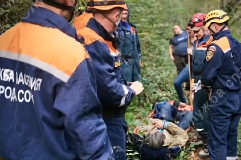 Спасатели вынесли из леса под Сочи повредившего ногу грибника