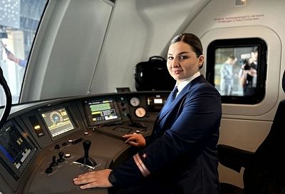 Первая в России девушка-машинист отправилась в рейс на сочинской «Ласточке»