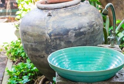 Ставлю глиняный кувшин для полива — и сижу отдыхаю: корни сами находят влагу