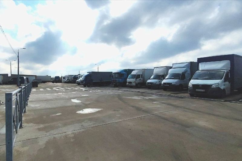 Более 600 грузовиков ожидают в Темрюкском районе паромной переправы
