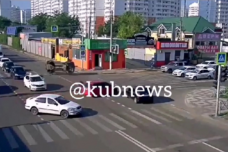 Момент массового ДТП в Краснодаре с участием 4 автомобилей попал на видео